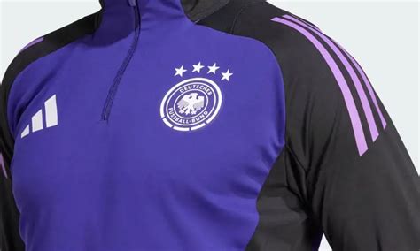 Paars Duitsland EK 2024 trainingspak in stijl uitshirt.